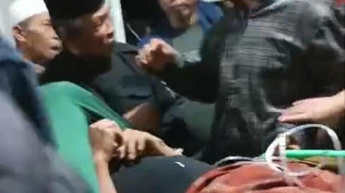 Korban-penikaman-saat-dilarikan-ke-puskesmas.jpg