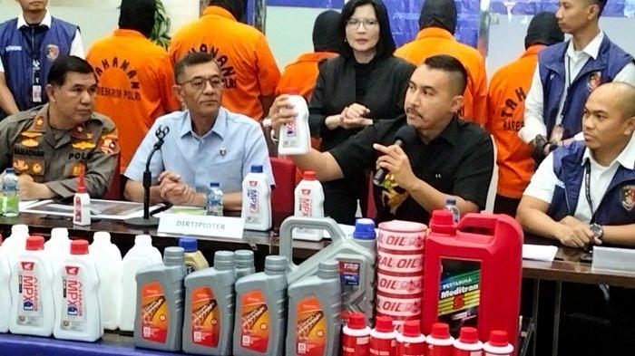 Kuasa-hukum-PT-Astra-Honda-Motor-Edward-duduk-kedua-dari-kanan.jpg