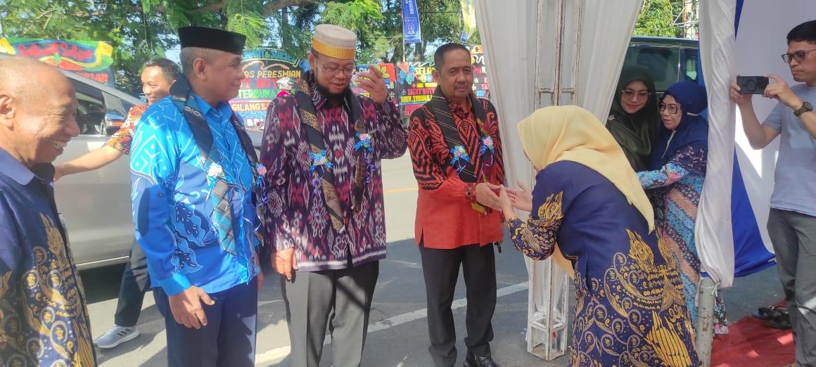Kehadiran SALUT UT di Bantaeng Dorong Peningkatan IPM - Kunjungan-Rektor-UT-Prof-Ojat-Darojat.jpg
