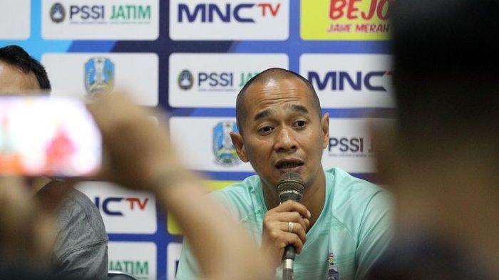 Kurniawan-Dwi-Yulianto-saat-menjabat-sebagai-Pelatih-Sabah-FA-musim-2020.jpg