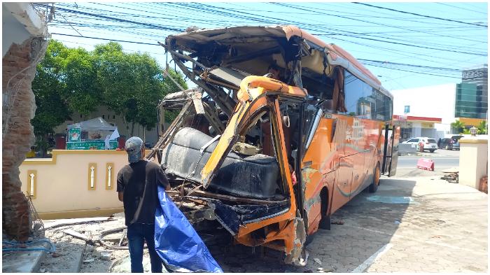 LAKALANTAS-Kondisi-bus-tujuan-Makassar-Palopo-kecelakaan-di-Jalan-Topoka.jpg