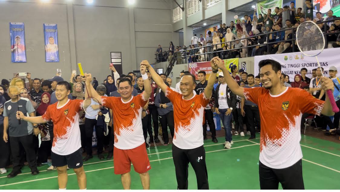 Laga-Zudan-Gideon-vs-Fadil-Imran-Tantowi-di-GOR-Badminton-k.jpg