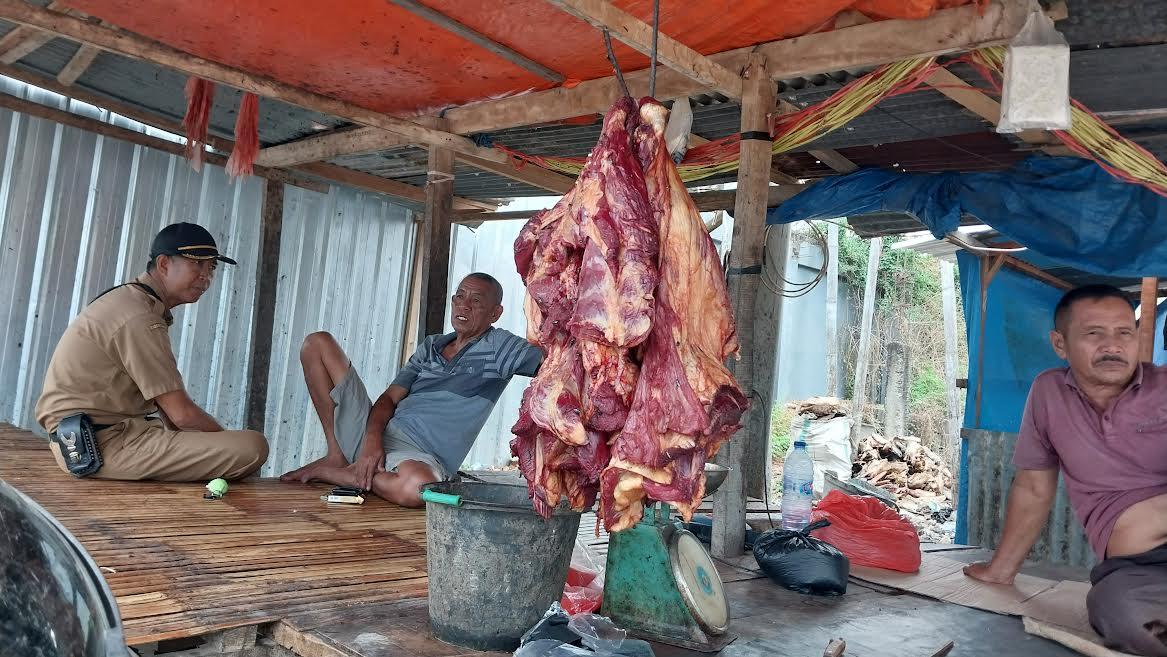 Lapak-penjual-daging-di-Pasar-Karisa-Kecamatan-Binamu-000.jpg