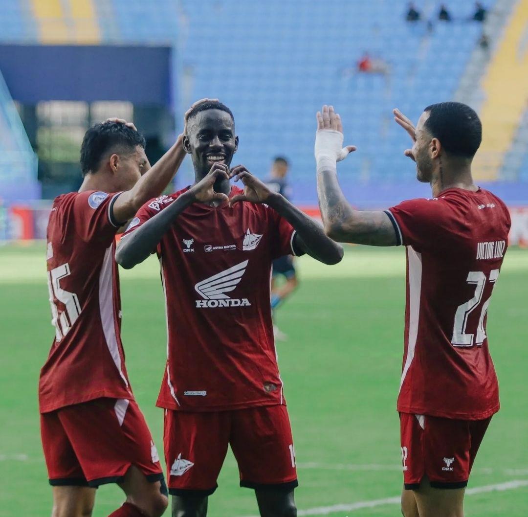 Latyr-Fall-selebrasi-usai-bobol-gawang-Borneo-FC-di-Stadion-Batakan.jpg