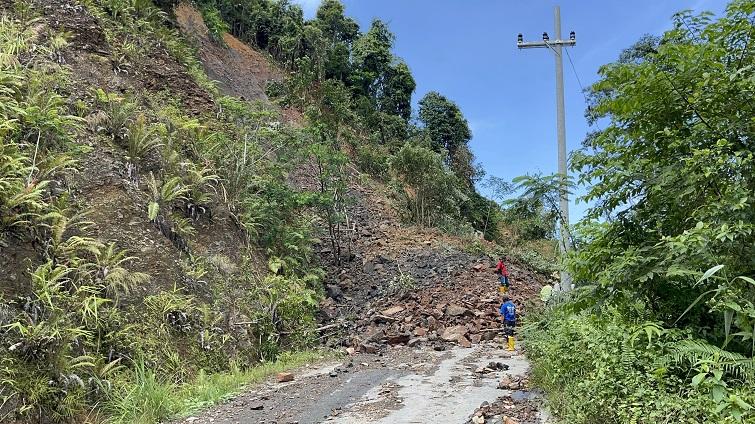 Longsor-kembali-terjadi-di-Jalan-Poros-Palop.jpg