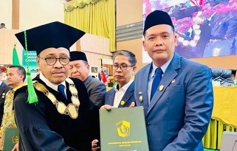 Wabup Takalar Hengky Yasin Terima Pin Emas Alumni Terbaik UMI Makassar