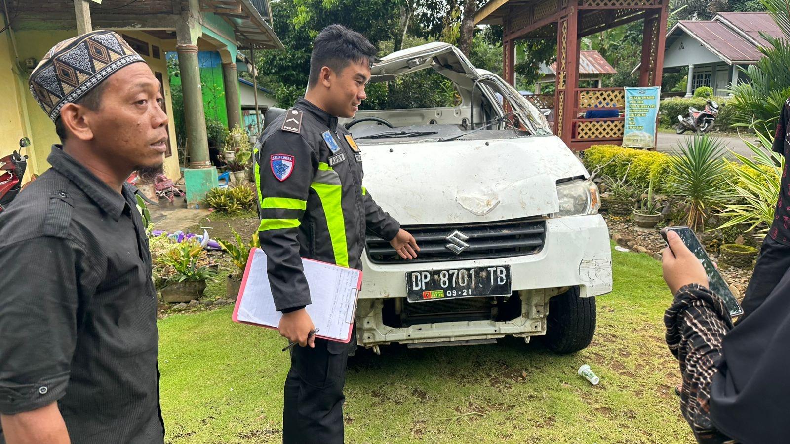 Puluhan Warga Sinjai Butuh 4 Jam Tarik Mobil Pengangkut Kambing Kurban yang Terjun ke Jurang