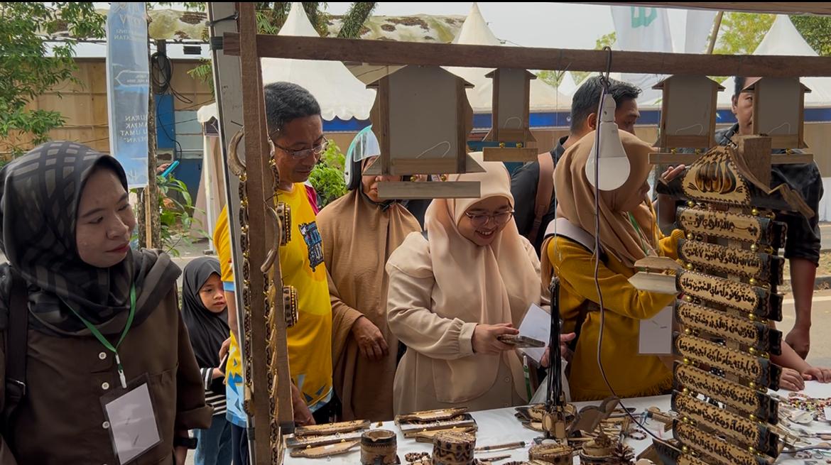 Kerajinan Ukir Bambu Diserbu di MTQ Sulsel, Pengrajin dari Malang Panen Pembeli