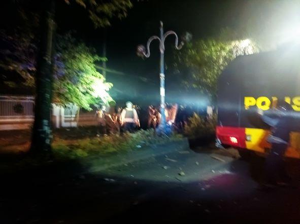 Hingga Pukul 22.17 Kampus UNM Pettarani Masih Mencekam, Polisi Berkali-kali Tembakkan Gas Air Mata