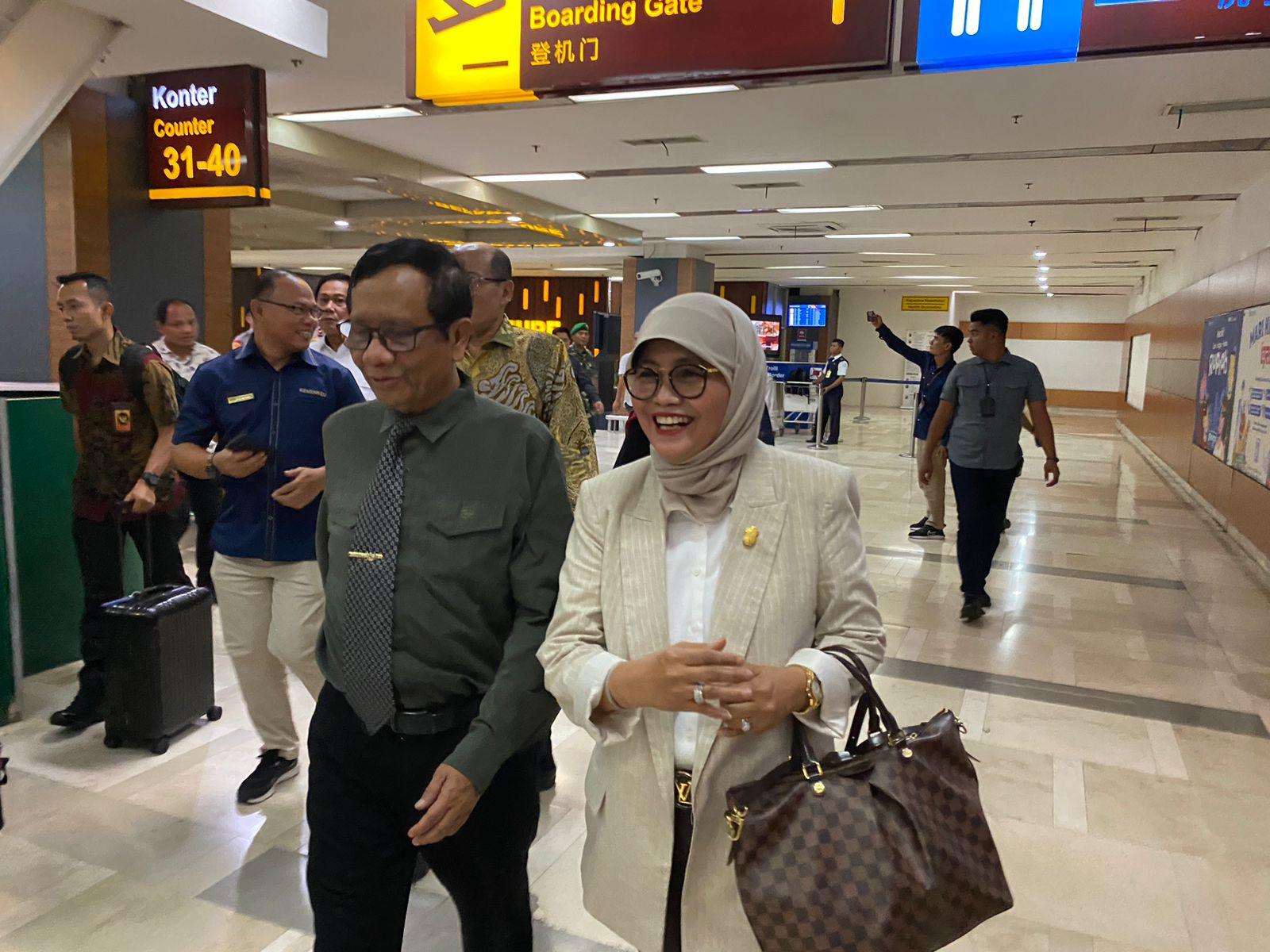 Mahfud-MD-berjalan-beriringan-Sekretaris-ICMI-Sulsel-Prof-Farida-Patittingi.jpg
