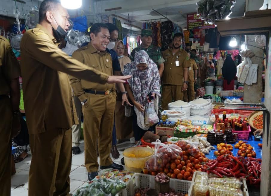 Mahmud-Yusuf-melakukan-pemantauan-harga-kebutuhan-pokok-di-Pasar-Sentral-Pangkajene.jpg