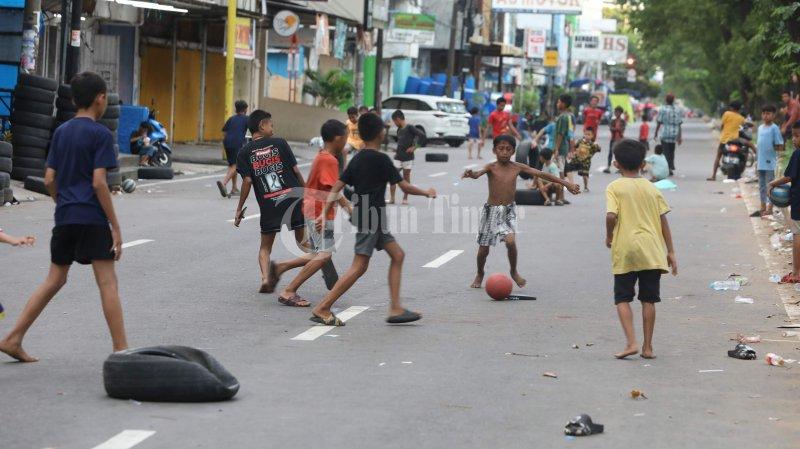 Keceriaan Anak-Anak bermain Bola di Jalan Saat Pemilihan Umum - Main-bola-dijalan-akibat-Jl-tutup-untuk-TPS.jpg