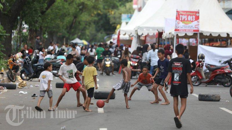 Keceriaan Anak-Anak bermain Bola di Jalan Saat Pemilihan Umum - Main-bola-dijalan-akibat-Jl-tutup-untuk-TPS2.jpg