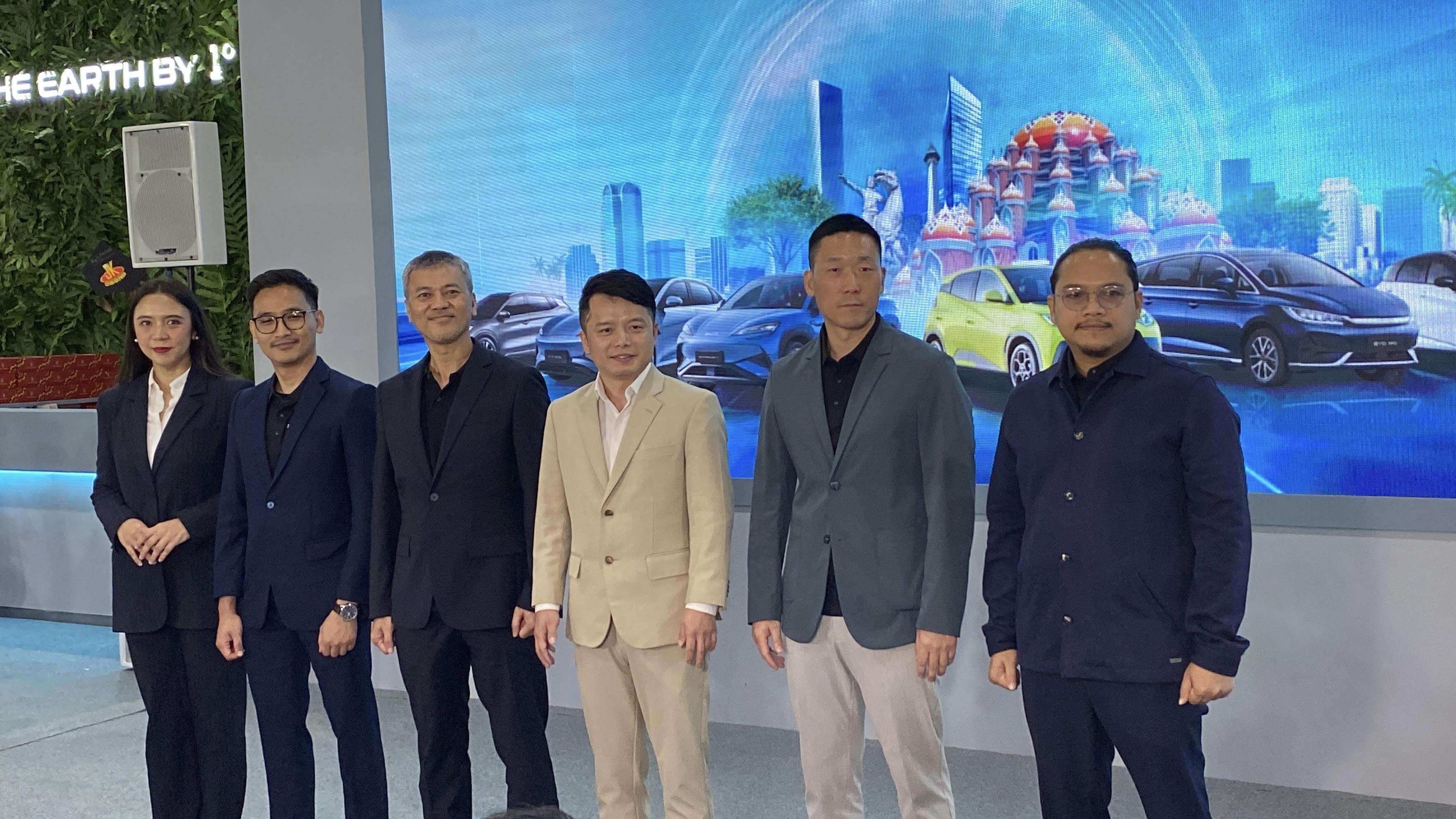 Manajemen-BYD-berfoto-bersama-dalam-acara-GIIAS-Makassar-2025.jpg