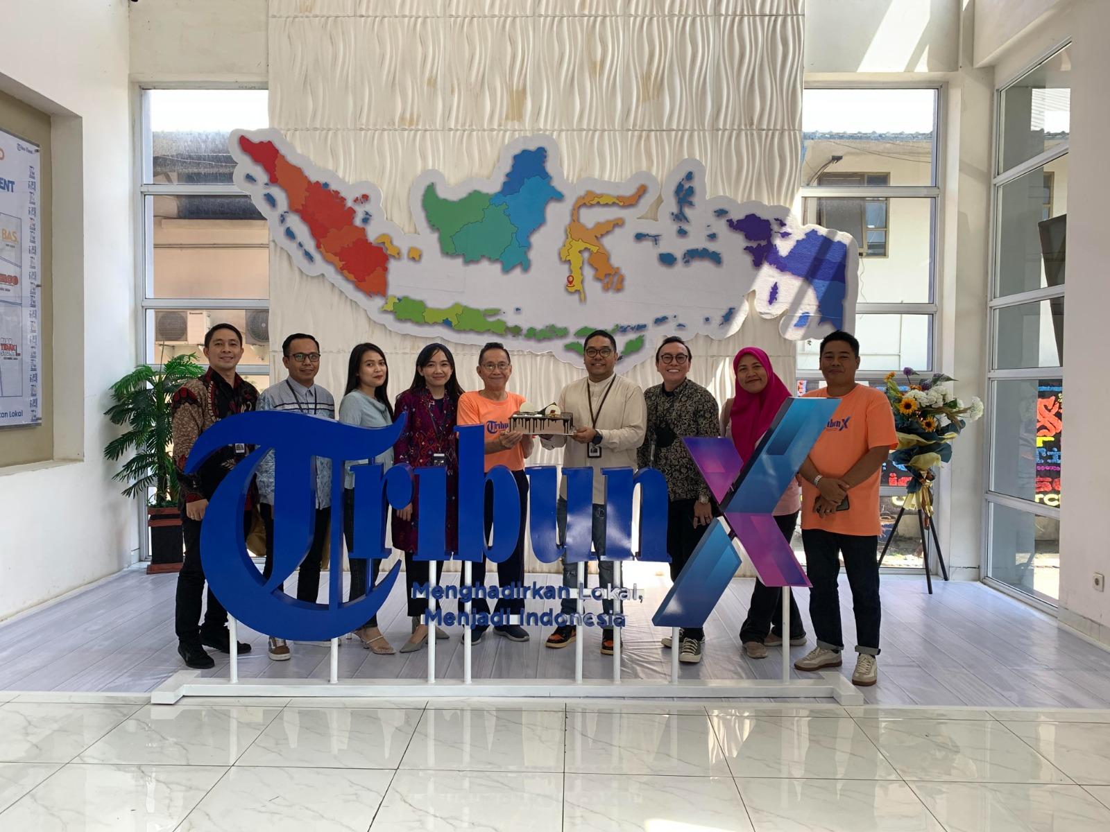 Manajemen-PHI-Group-saat-bertandang-ke-kantor-Tribun-Timur-Jalan-Cendrawasih-nomor-430.jpg