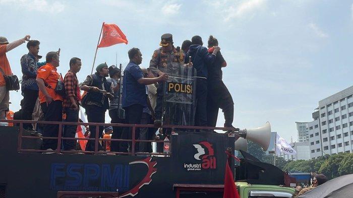 Massa-aksi-demo-meneriaki-hingga-melempar-botol-saat-anggota-DPR-Habiburokhman-32434.jpg