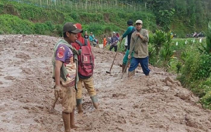 Masyarakat-gotong-royong-bersihkan-material-longsor-di-Poros-Balakia-Desa-Gunung-perak-1.jpg