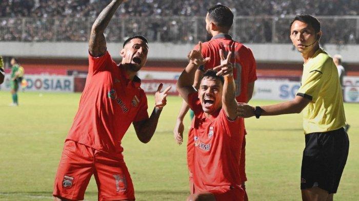 Matheus-Pato-dan-Stefano-Lilipaly-merayakan-gol-ke-gawang-PSS.jpg
