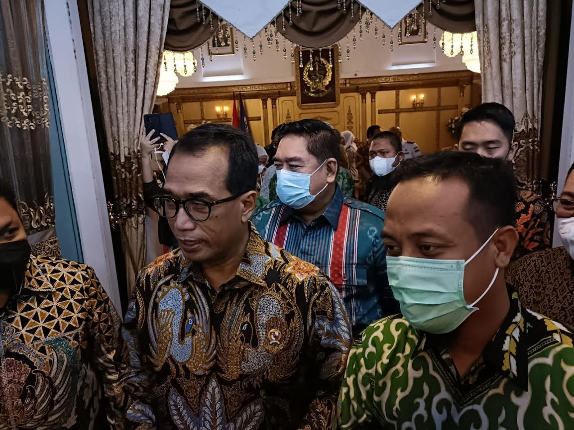 Menhub-Budi-Karya-Sumadi-didampingi-Gubernur-Sulsel-Andi-Sudirman-Sulaiman.jpg