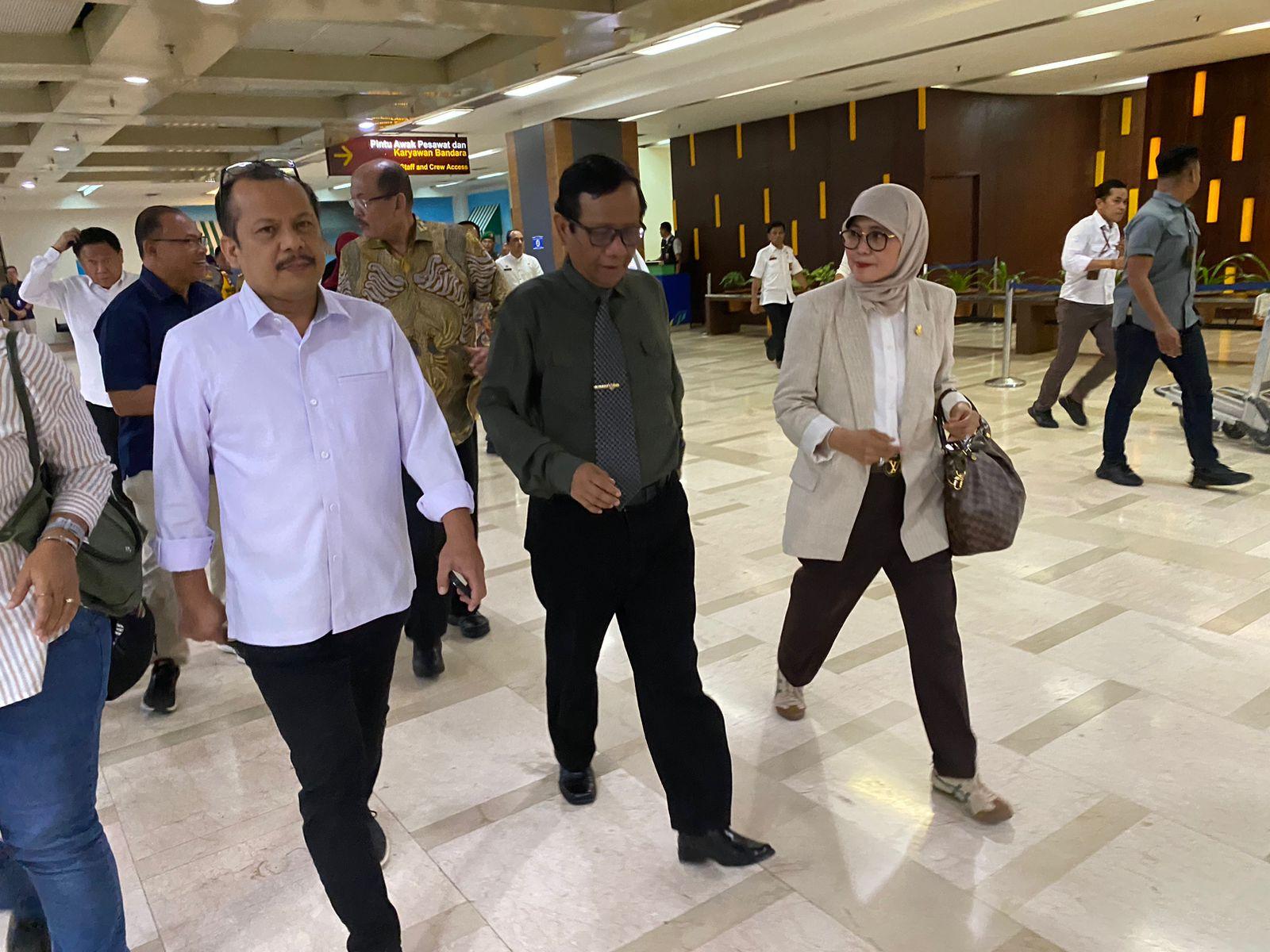 Menko-Polhukam-Mahfud-MD-tiba-di-Bandara-Sultan-Hasanuddin-2313.jpg
