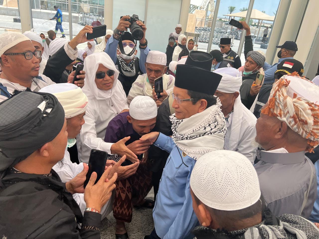 Menteri-Agama-Nasaruddin-Umar-melepas-kepulangan-jemaah-haji-Kloter-02-Debarkasi-Lombok.jpg