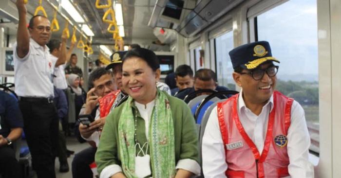Menteri-Perhubungan-Budi-Karya-Sumadi-memantau-kesiapan-jalur-kereta-api.jpg