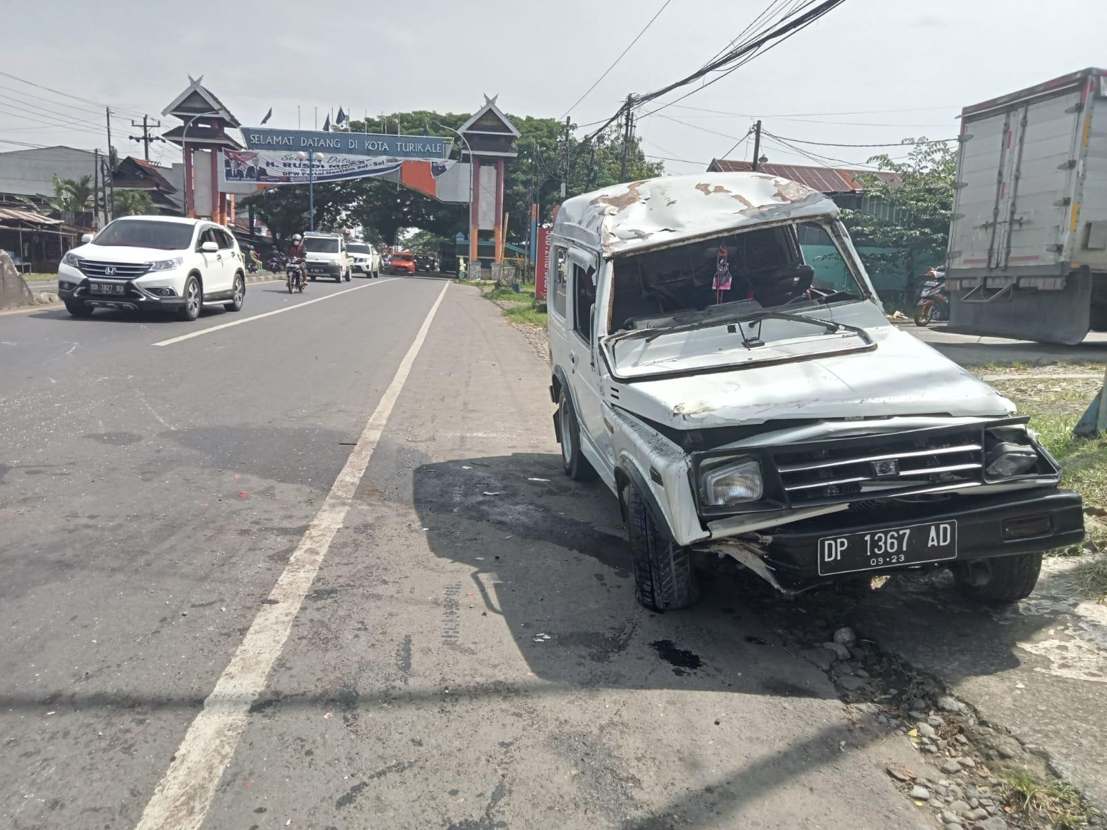Hendak ke Makassar, Sebuah Mobil dari Soppeng Hilang Kendali dan Menabrak Pembatas Jalan di Maros