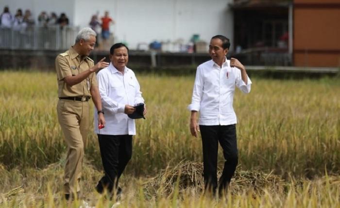 Momen-Mesra-Jokowi-Prabowo-Ganjar-di-Kebumen-Sinyal-Restu-Pilpres-2024.jpg