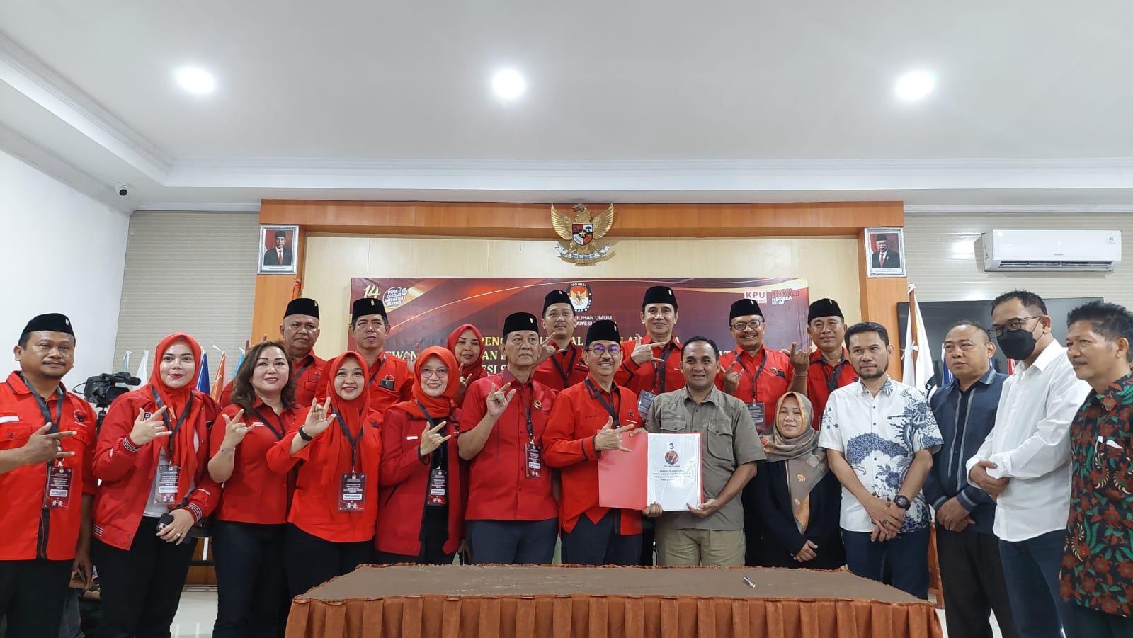 Momen-foto-bersama-PDIP-bersama-KPU-dan-Bawaslu-Sulsel-usai-pengecekan-berkas-pendaftaran.jpg