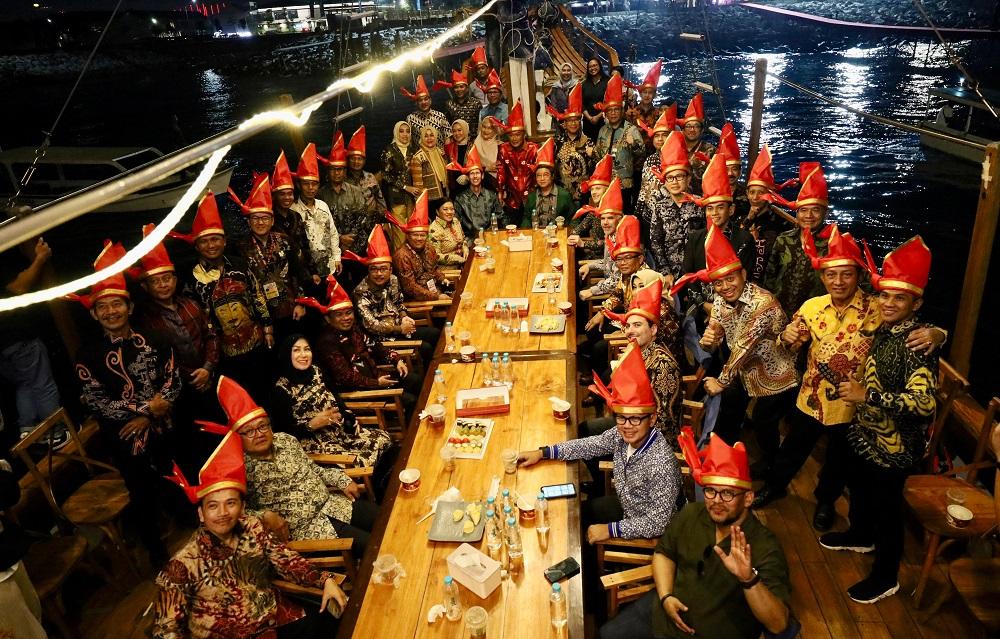 Momen-para-tamu-VVIP-F8-Makassar-makan-malam-di-atas-kapal-pinisi.jpg