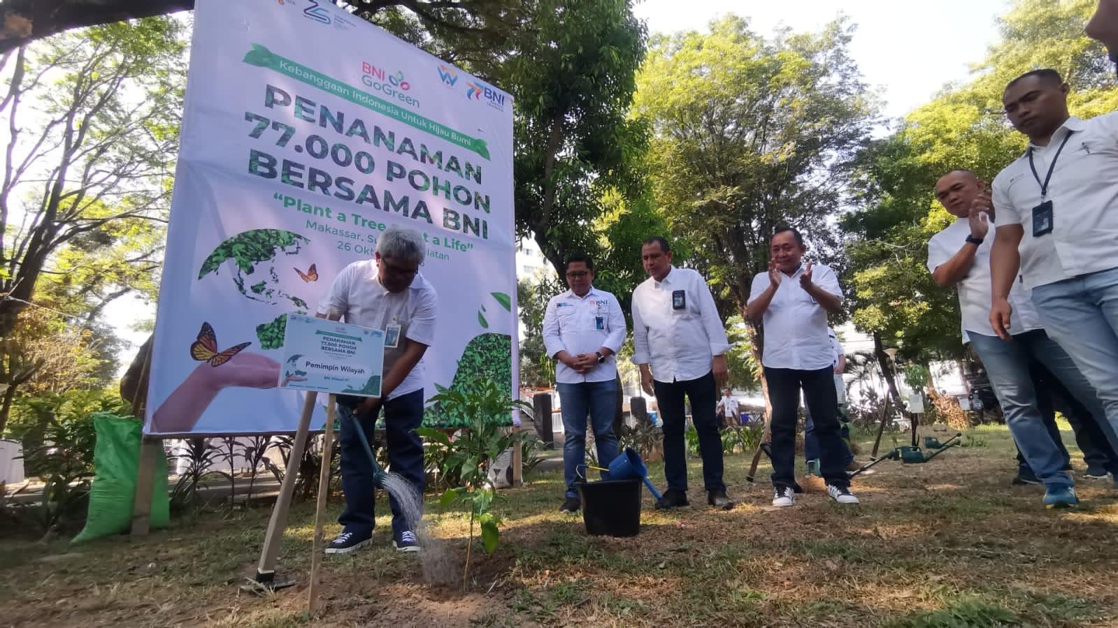 HUT ke-77, BNI Wilayah 07 Tanam 20 Pohon Mahoni di Taman Macan Makassar - Muhammad-Arafat-melakukan-penanaman-pohon-mahoni-di-Taman-Macan-J.jpg