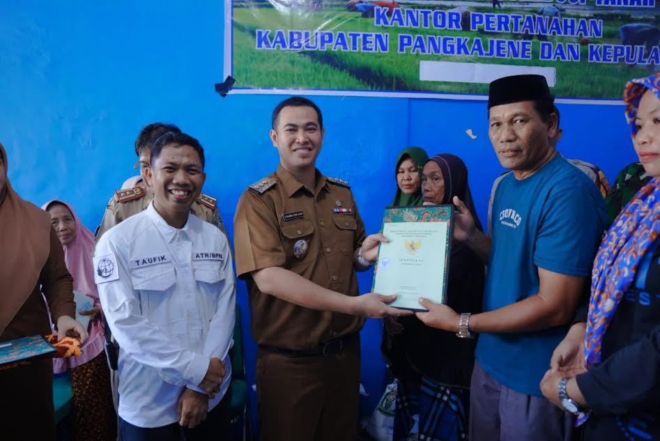 Muhammad-Yusran-Lalogau-serahkan-sertifikat-program-redistribusi-tanah.jpg