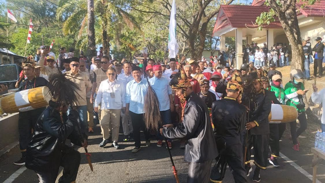 Zaini-Prof Bakhtiar Diarak Tari Pa'Jaga saat Daftar ke KPU Parepare