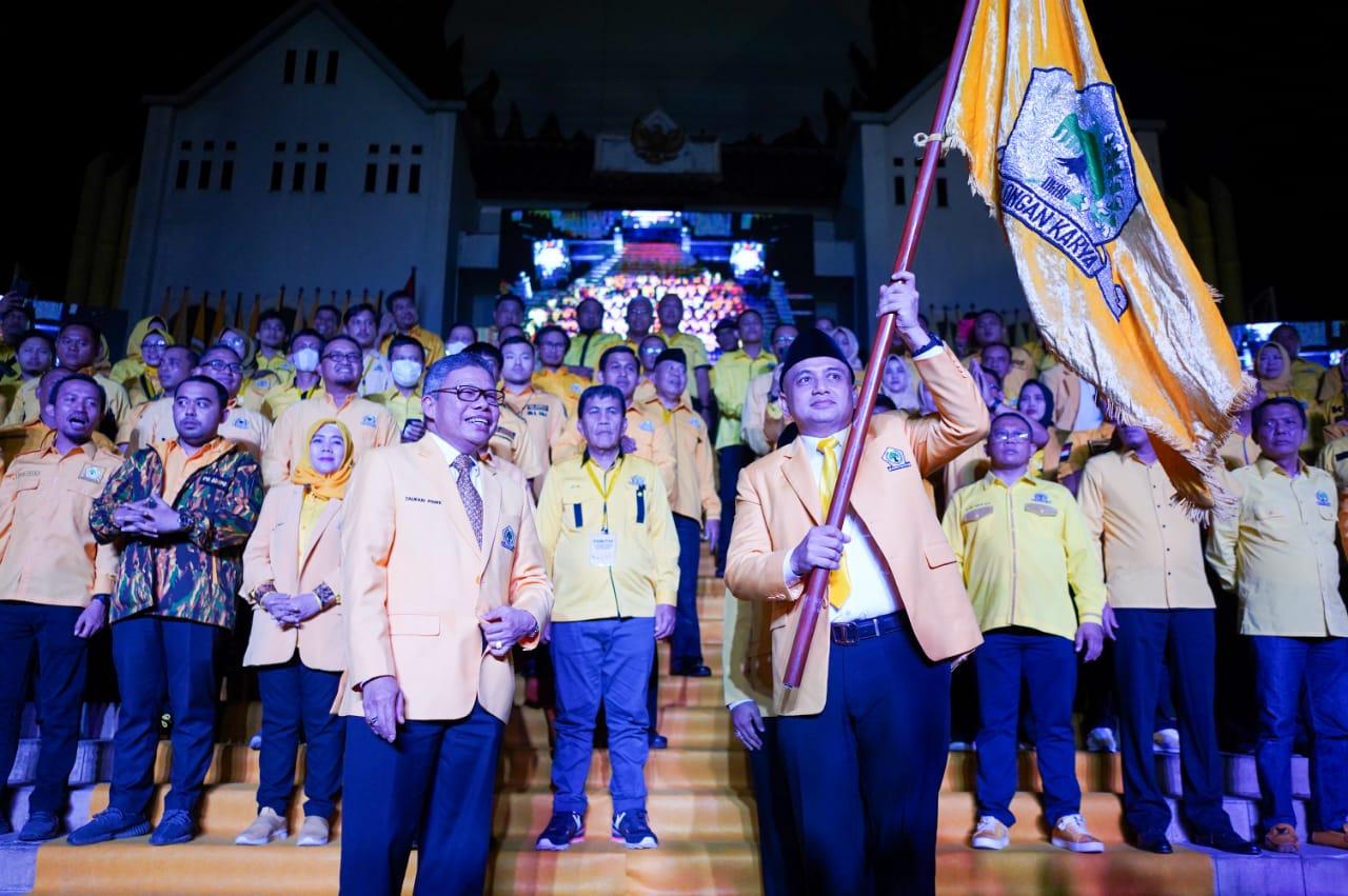 Munafri-Arifuddin-mengibarkan-bendera-pataka-Golkar-231.jpg