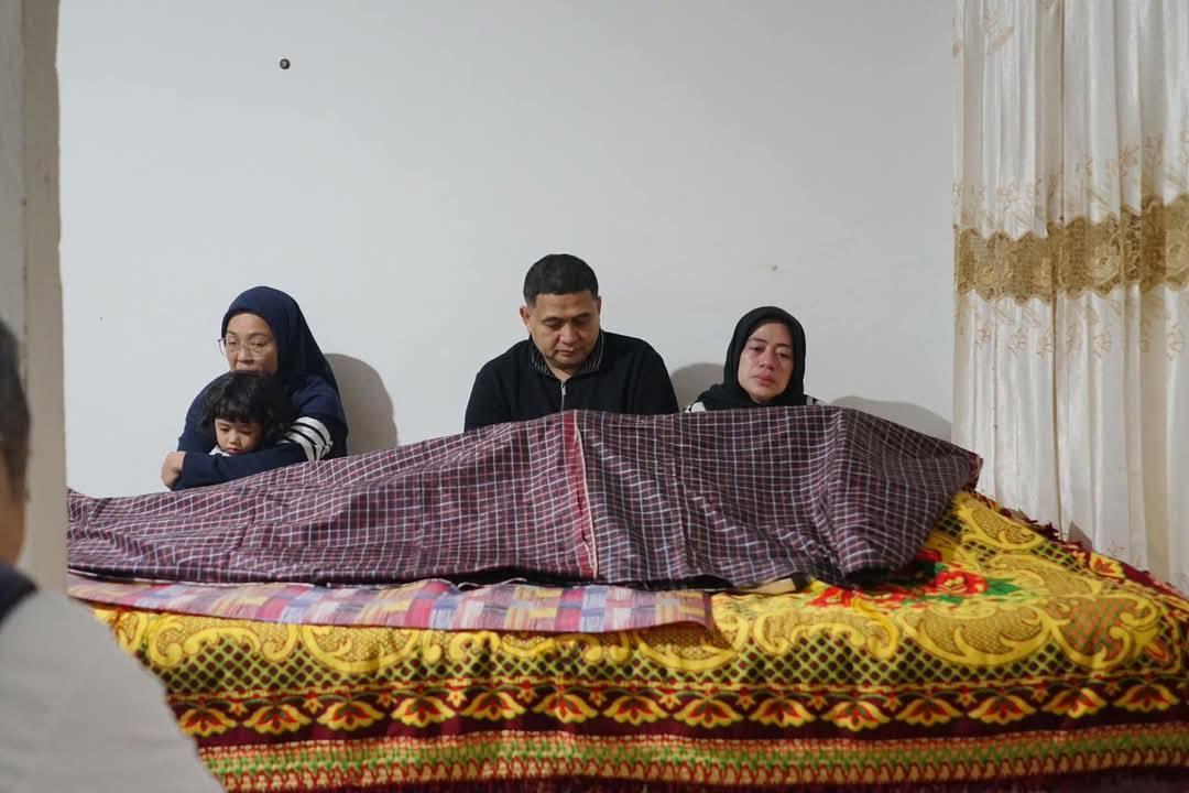 Munafri-Arifuddin-tampak-menunduk-di-depan-jenazah-H-Arifuddin-Katta-ii.jpg
