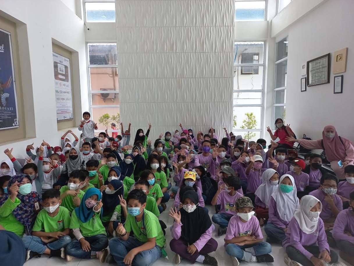 Murid SD Telkom Outing Class ke Tribun Timur, Belajar Mengenal Fungsi Media