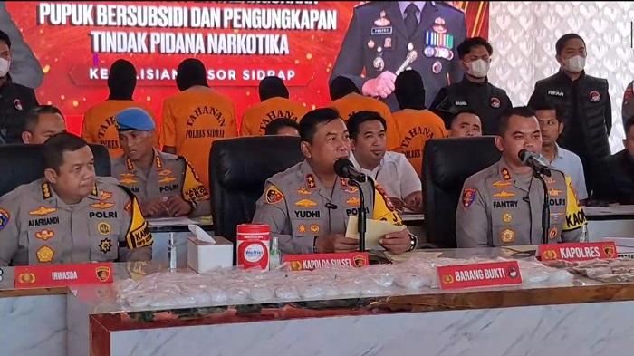 NARKOBA-Kapolda-Sulsel-Irjen-Yudhiawan-saat-memimpirn-press-release.jpg