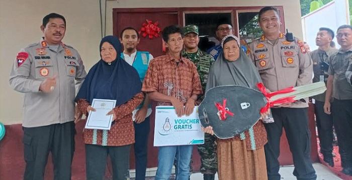 Nana-Sudjana-didampingi-Kapolres-Gowa-menyerahkan-kunci-bedah-rumah-oleh-Rabiah.jpg