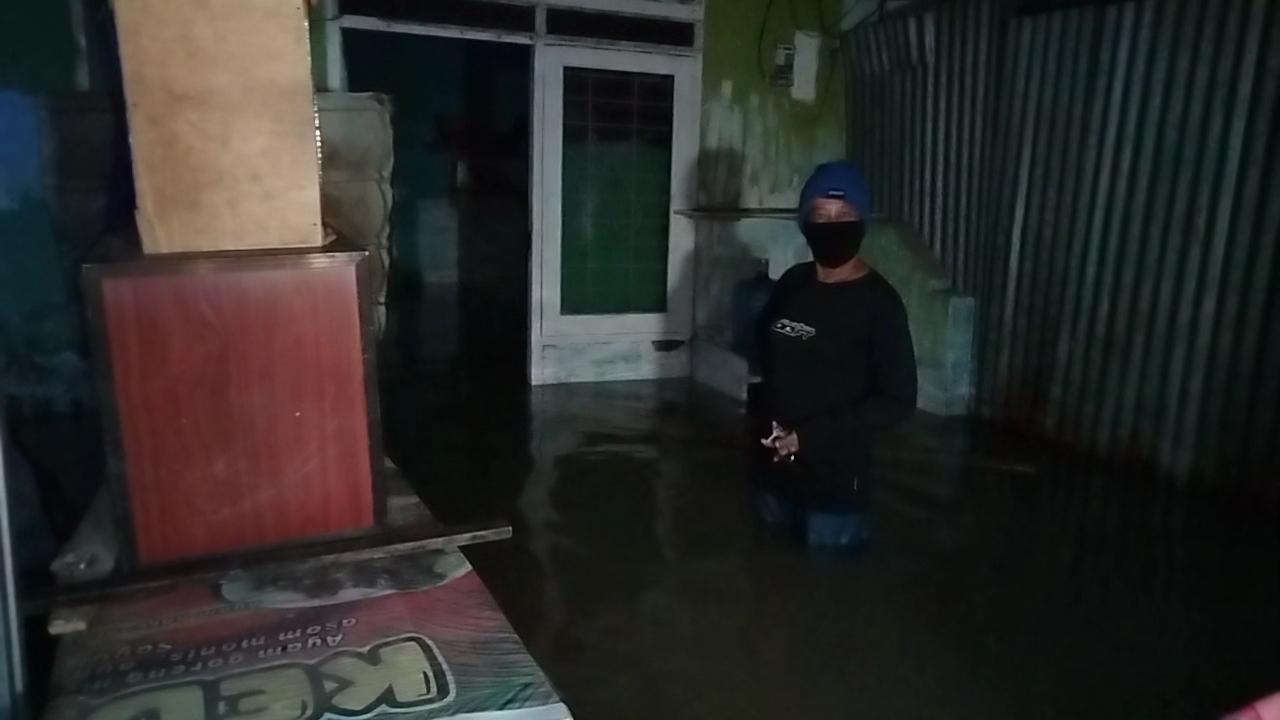 Nini-56-warga-bertahan-dalam-rumah-meski-banjir.jpg