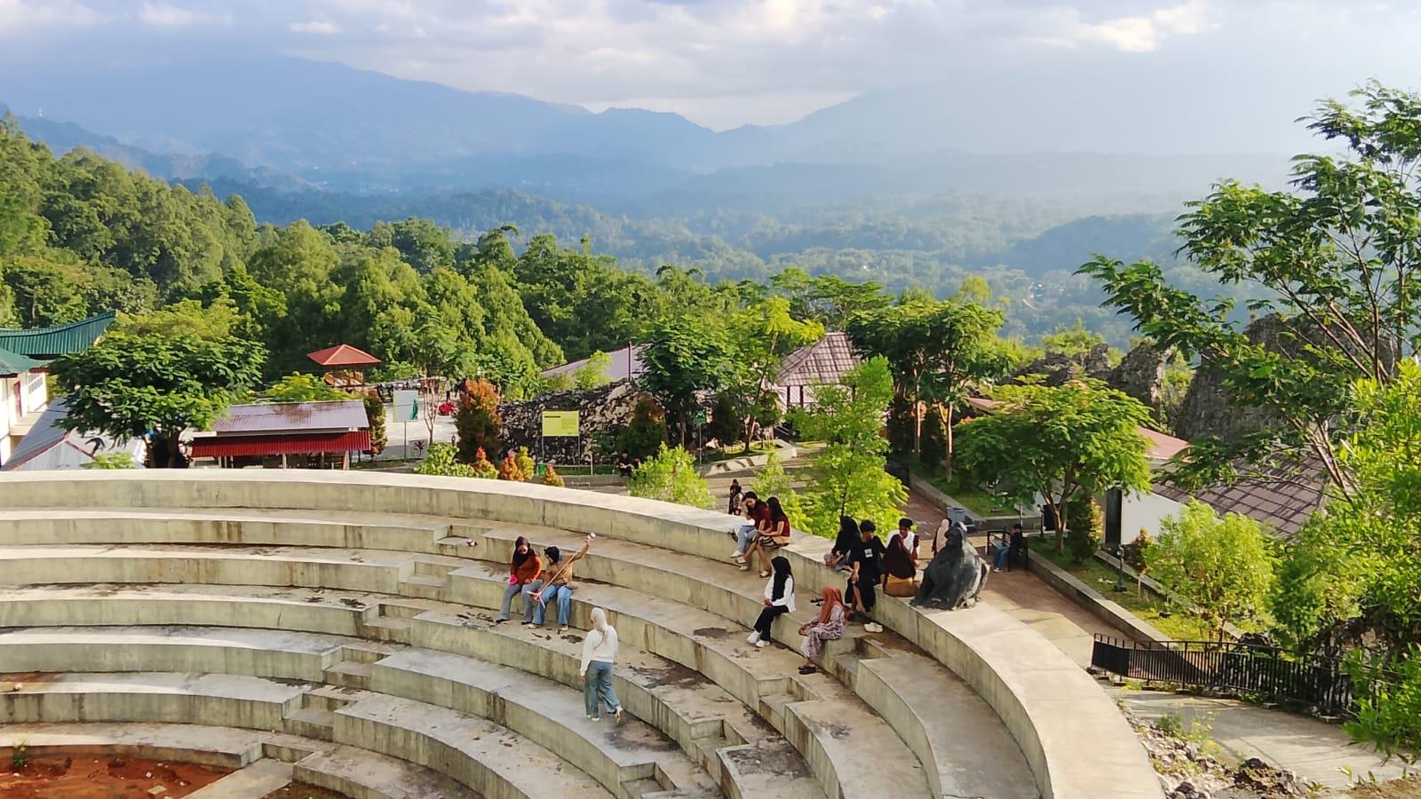 Objek-Wisata-Buntu-Sarir-Tana-Toraja-saat-libur-Iduladha.jpg