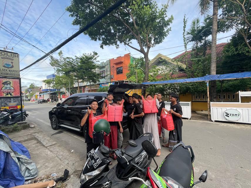 Official-PSM-Makassar-Wawan-membagikan-nasi-dos-k12.jpg