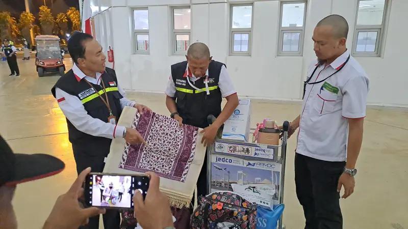 Oleoleh-dan-barang-bawaan-jamaah-asal-Batam-dan-Jakarta-3.jpg