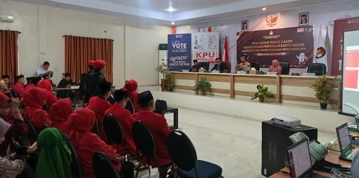 PDIP-Gowa-mendaftarkan-Bacaleg-di-KPU-Gowa-Kamis-1152023.jpg