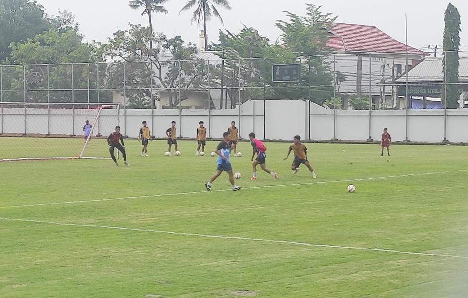 makassar/PEMAIN-AKADEMI-Suasana-latihan-PSM-Makassar-di-Stadion.jpg