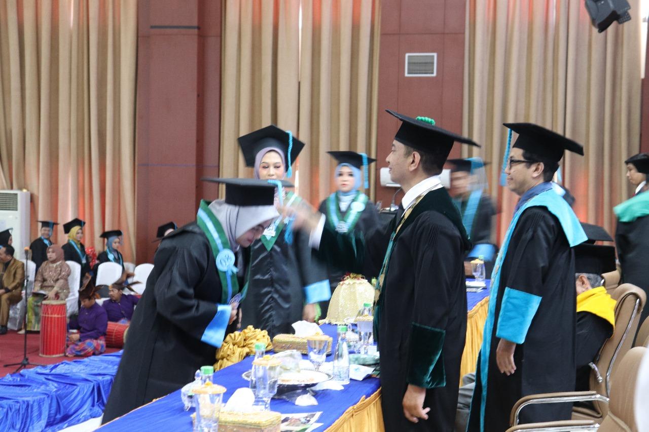 PENGUKUHAN-wisudawan-Angkatan-105.jpg