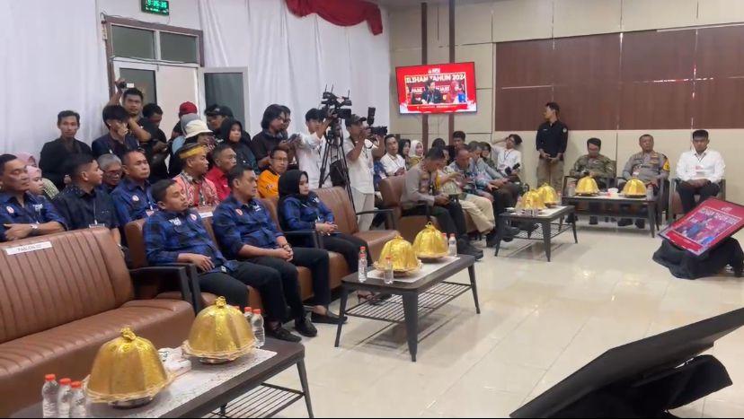 BREAKING NEWS : TSM-MO Hadiri Rapat Pleno Penetapan KPU Parepare, Paslon Lain Tak Hadir