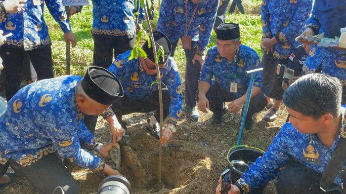 Cara Pj Gubernur Zudan Manfaatkan Lahan Tidur di Sulsel: Program 1 KK Satu Pohon