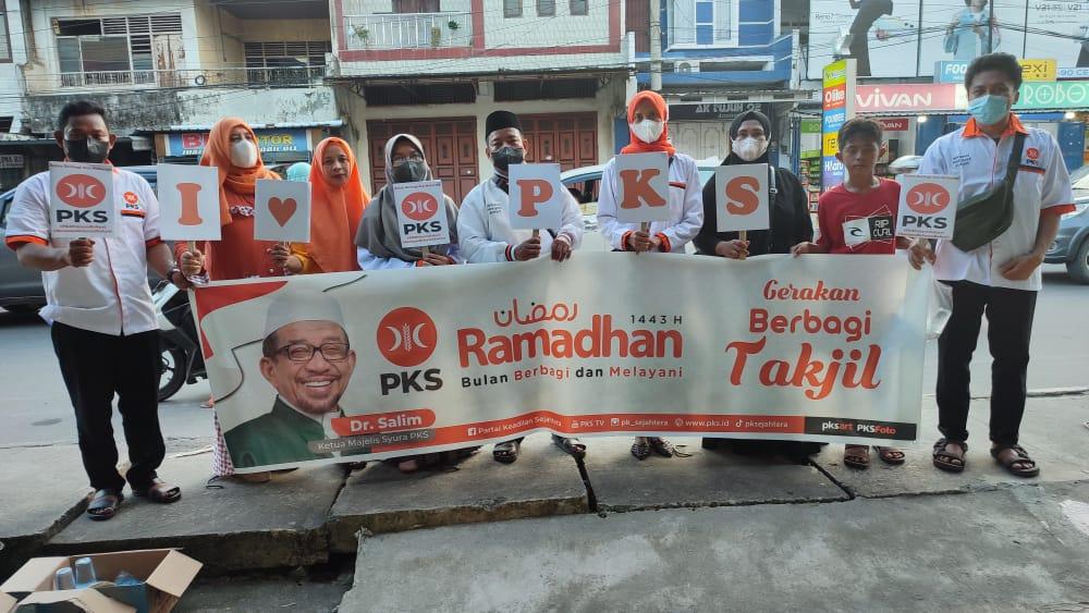PKS-Pinrang-turun-ke-jalan-membagikan-500-takjil.jpg