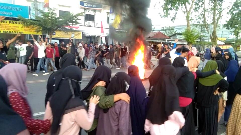 Kader PMII Palopo Tutup Jalan Depan Kantor Wali Kota, Bakar Ban dan Ajukan Empat Tuntutan