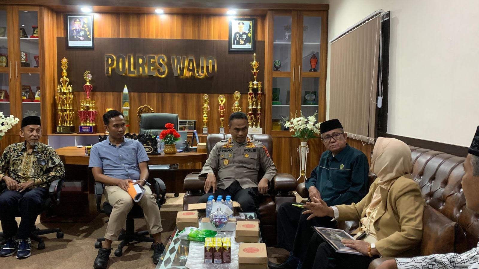 POLRES-WAJO-Pengurus-Pondok-Pesantren-Asadiyah-saat-mengadu-ke-Polres-Wajo-Sulawesi-Selatan.jpg